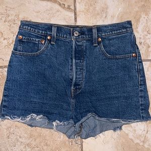 Levi’s ribcage shorts medium/dark wash size 28